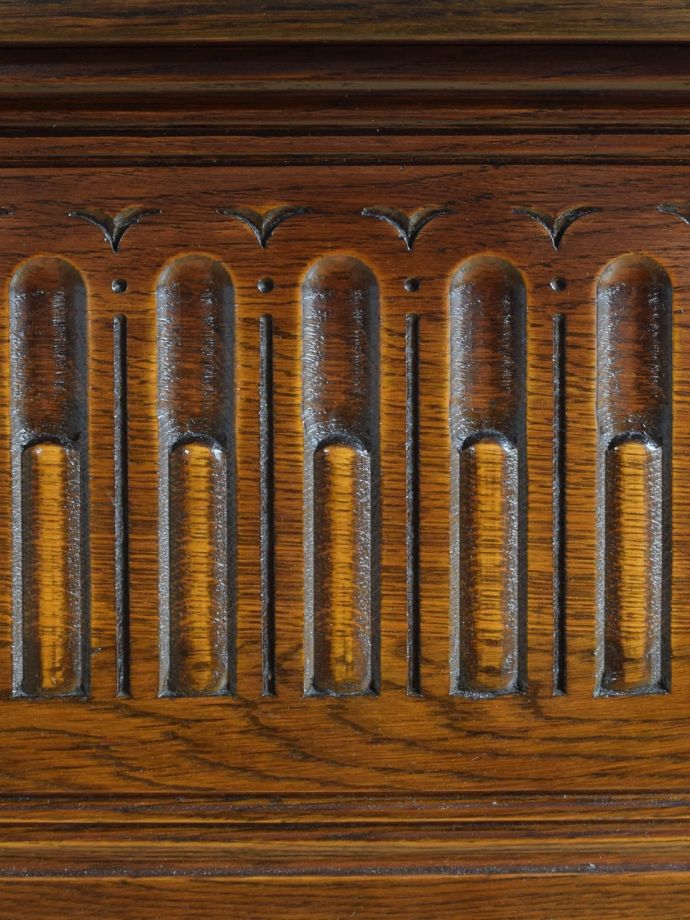 英国アンティーク家具らしい装飾