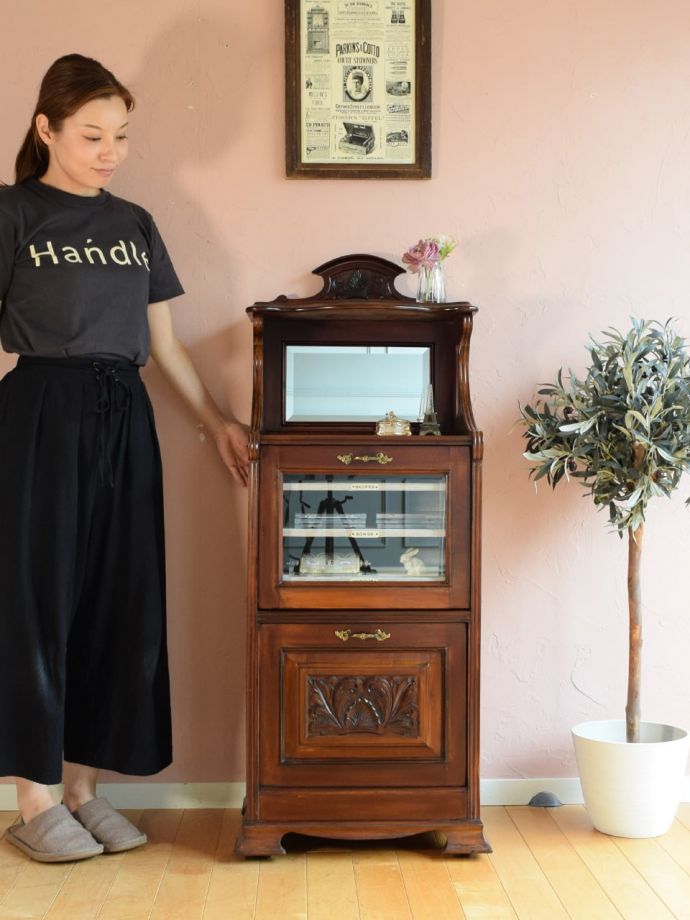 英国アンティークのキャビネット