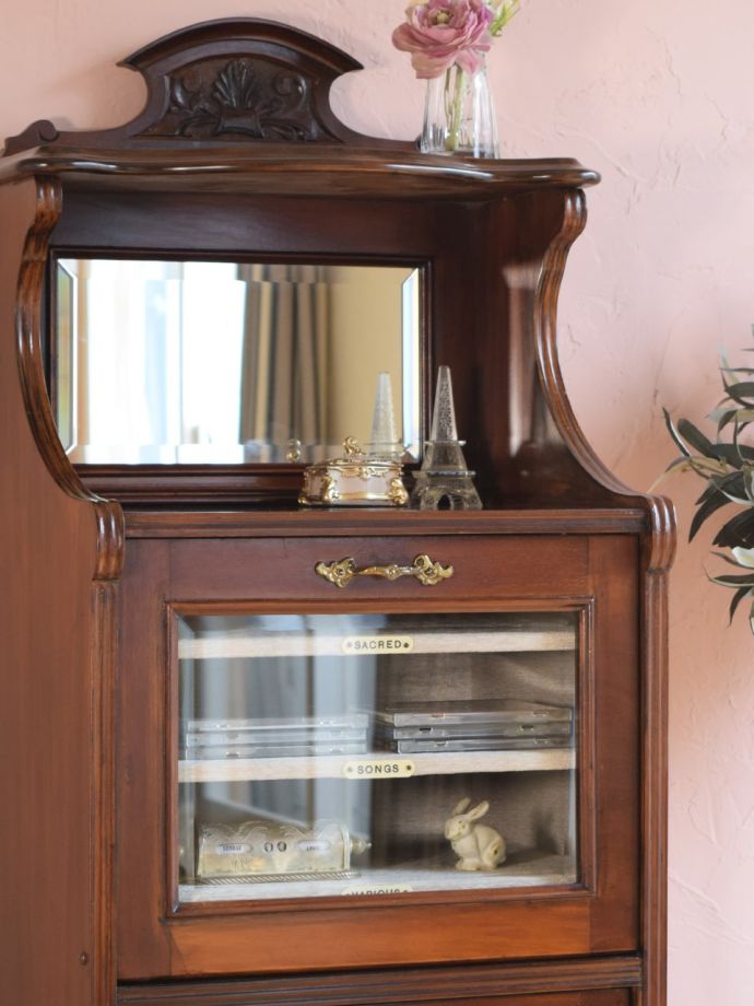 アンティーク家具らしさが漂うキャビネット