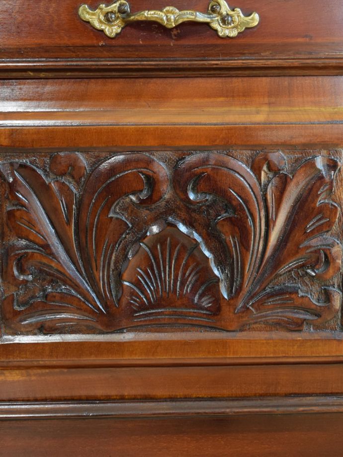 アンティークのキャビネットの装飾