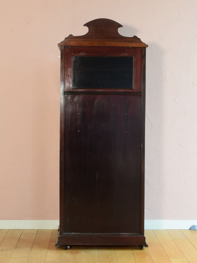 キャビネットの後ろ姿