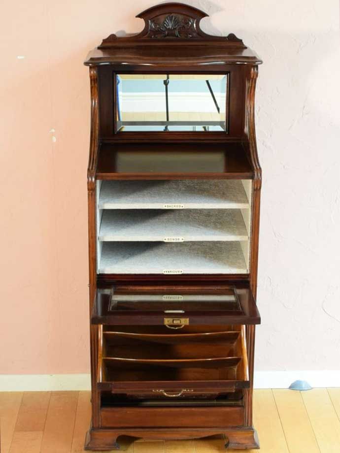 キャビネットの扉の中