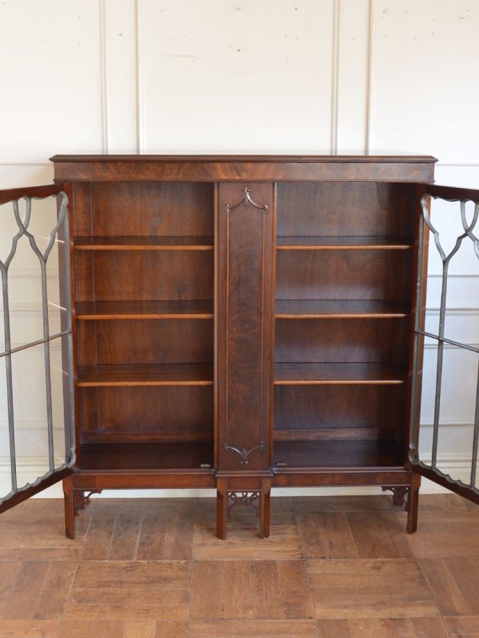 アンティークキャビネット扉の中