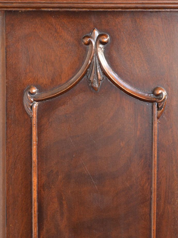 英国アンティーク家具らしい彫