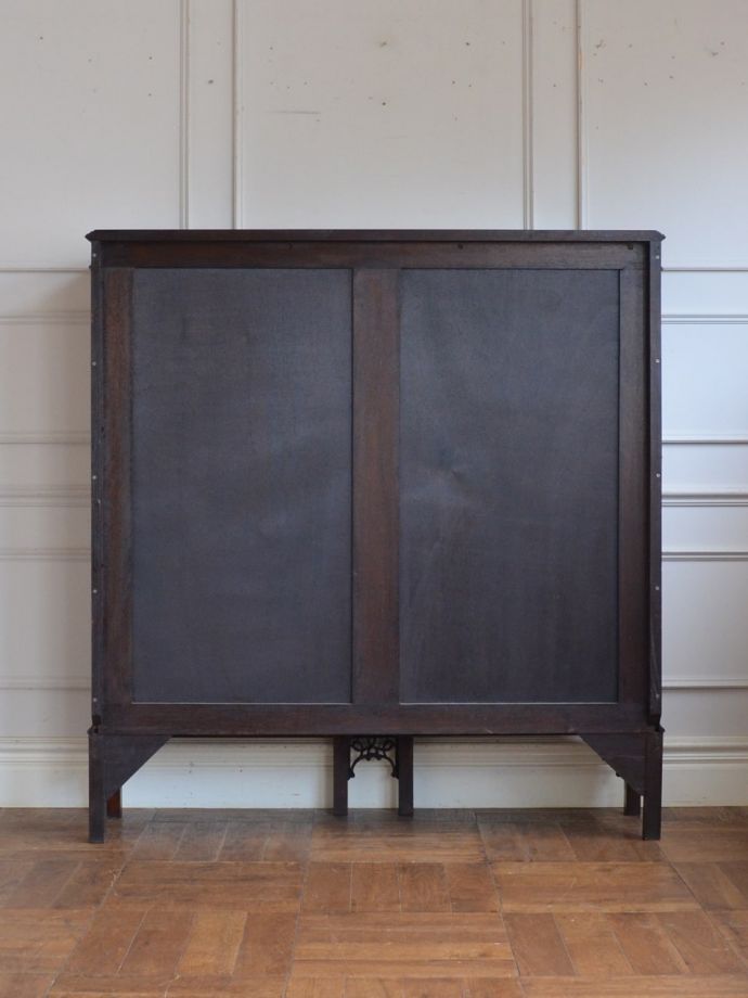 キャビネットの後ろ姿