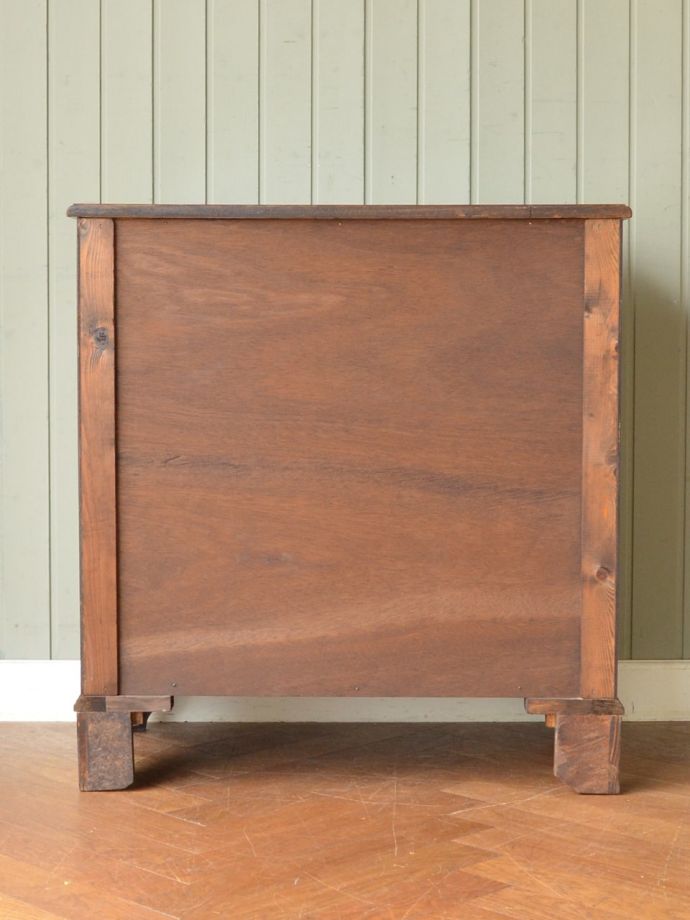 アンティークチェストの後ろ姿