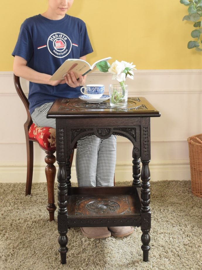 アンティークのオケージョナルテーブル