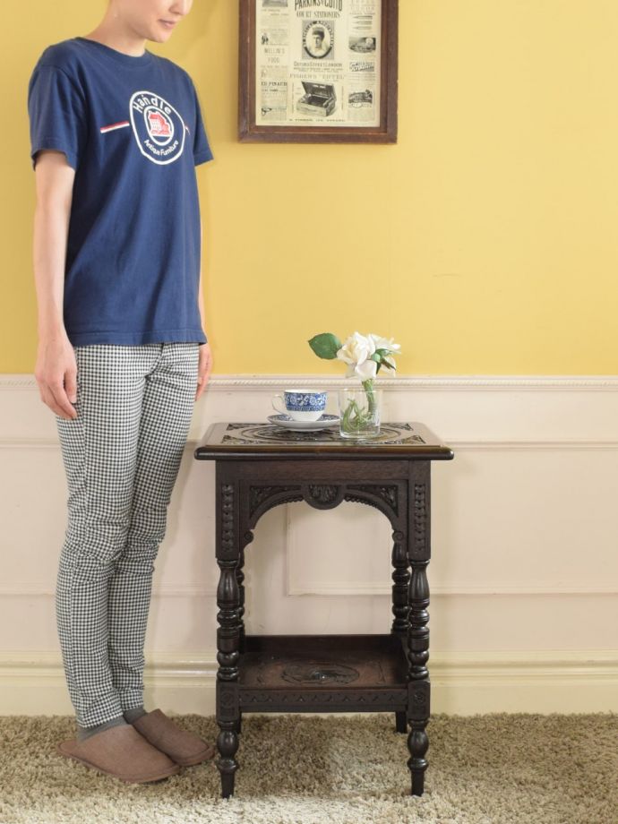 美しいアンティークのテーブル