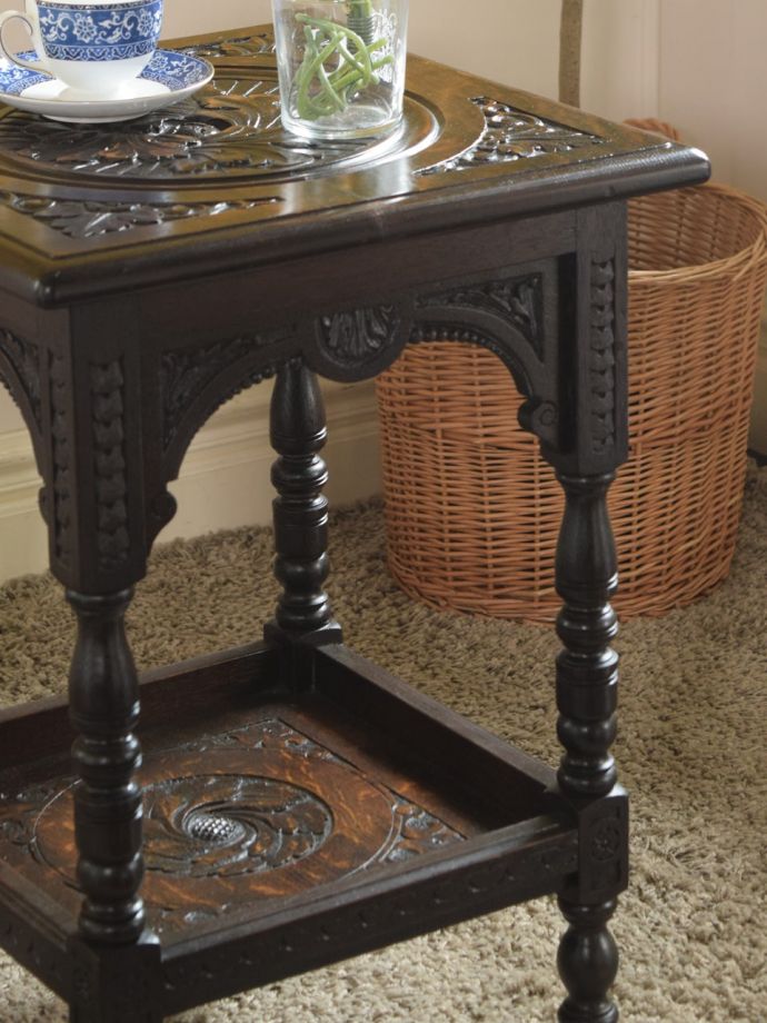 英国のアンティーク家具らしいデザイン