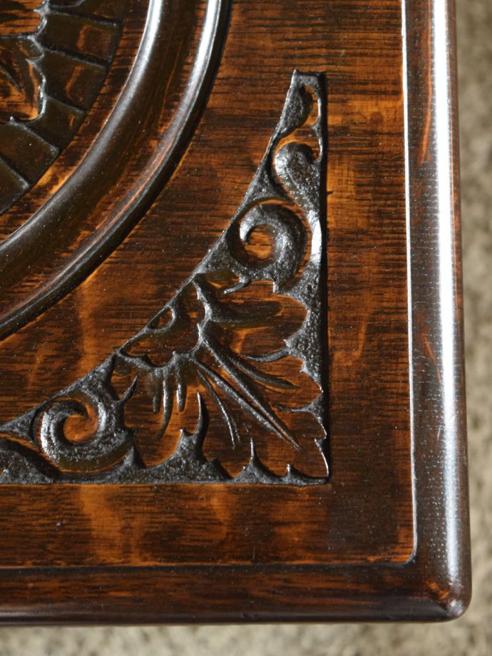 アンティークテーブルらしい木目