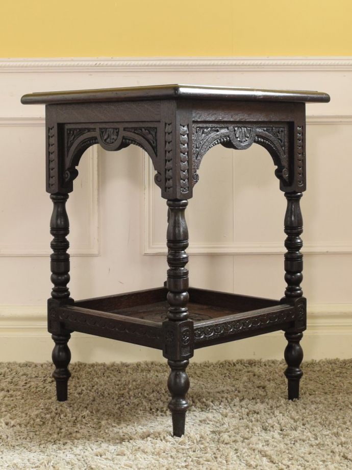 オケージョナルテーブルの後ろ姿