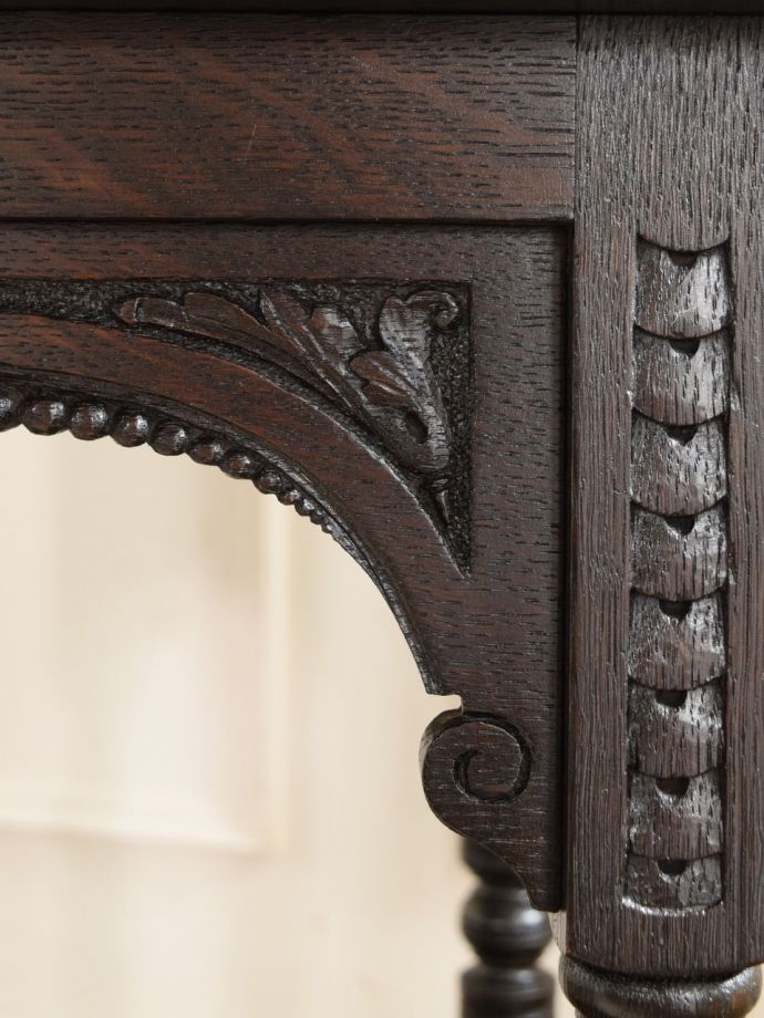 アンティーク家具らしい装飾