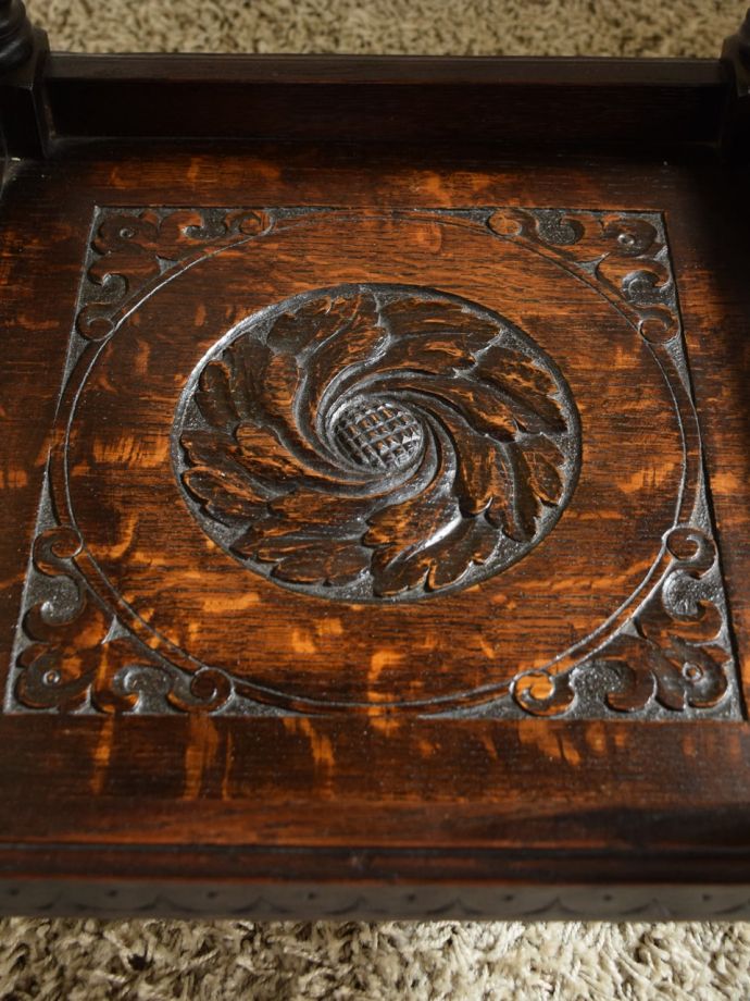 アンティーク家具の装飾