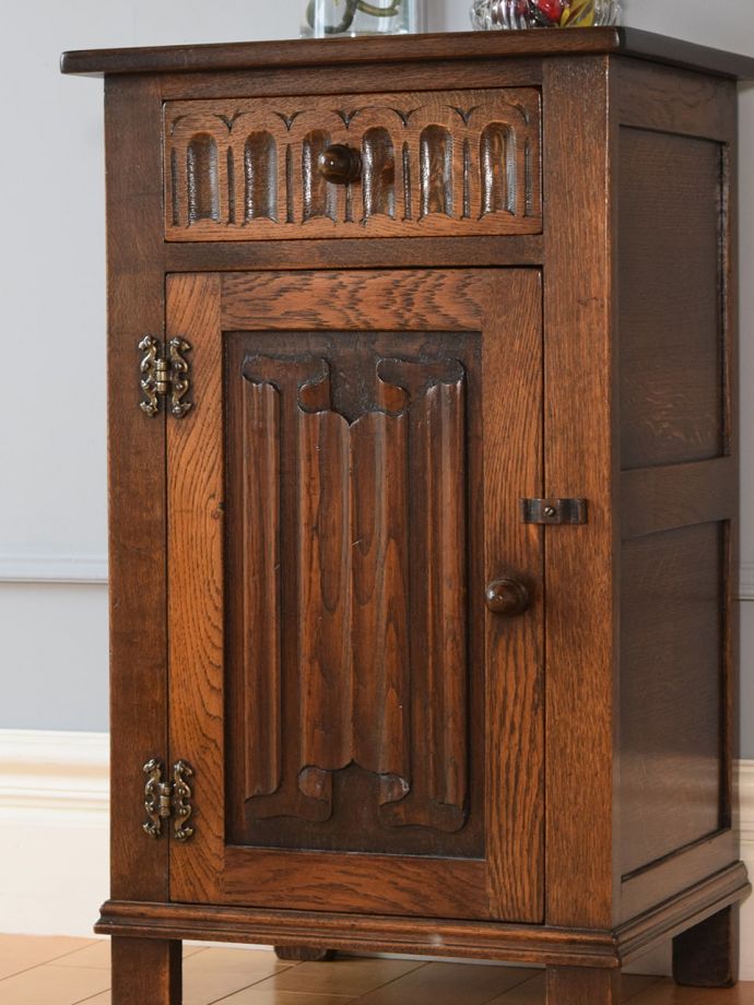 アンティーク家具らしい美しい杢目