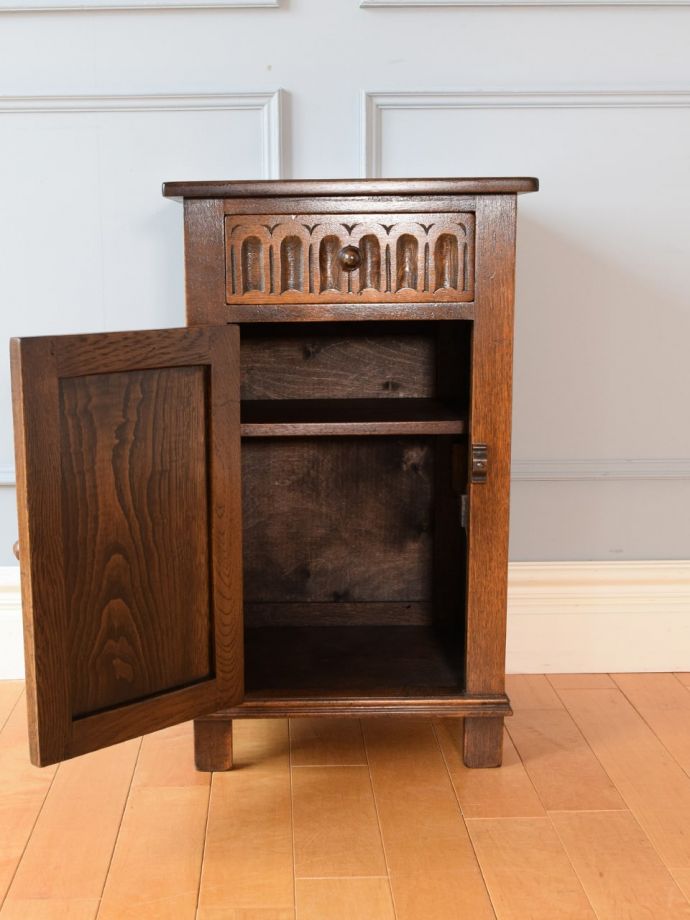 サイドキャビネットの扉の中