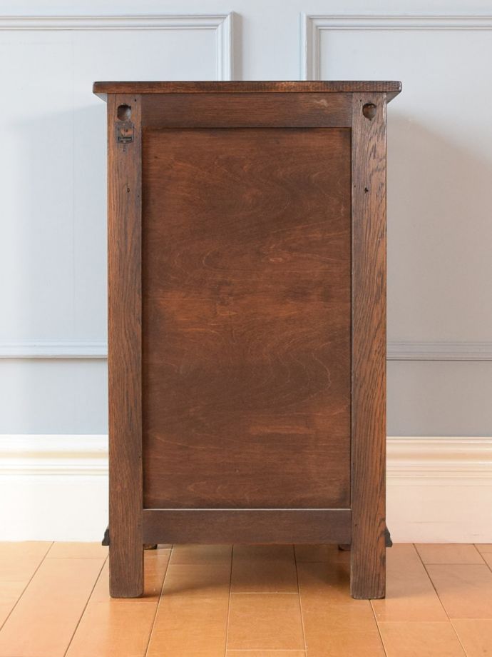 サイドキャビネットの後ろ姿