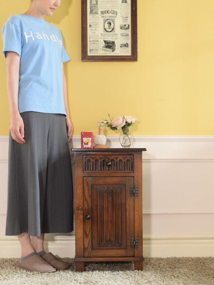 アンティークのサイドキャビネット