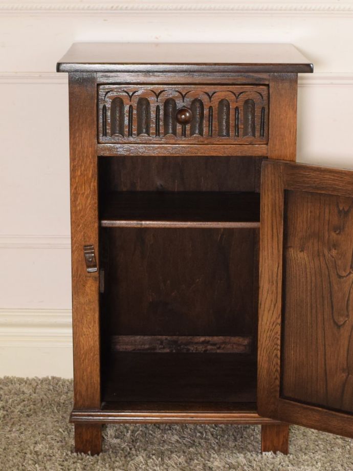 サイドキャビネットの扉の中