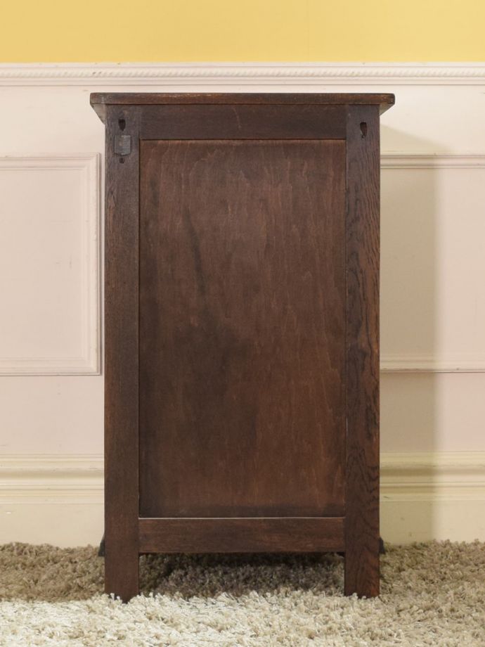 サイドキャビネットの後ろ姿