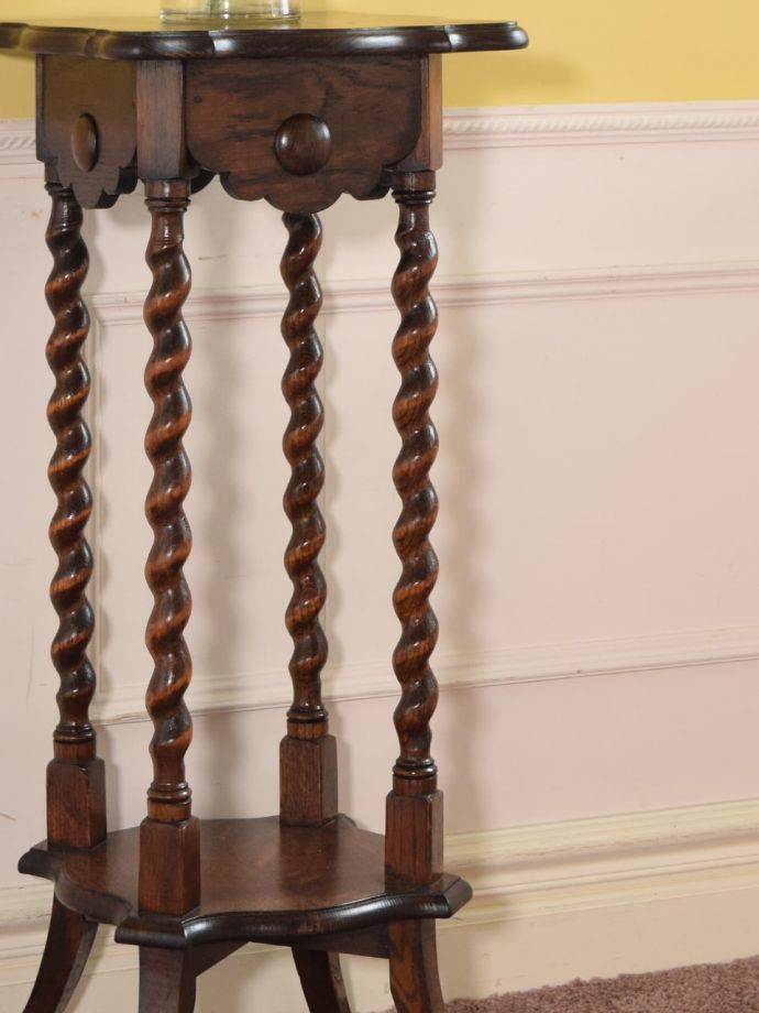 英国のアンティーク家具らしいデザイン