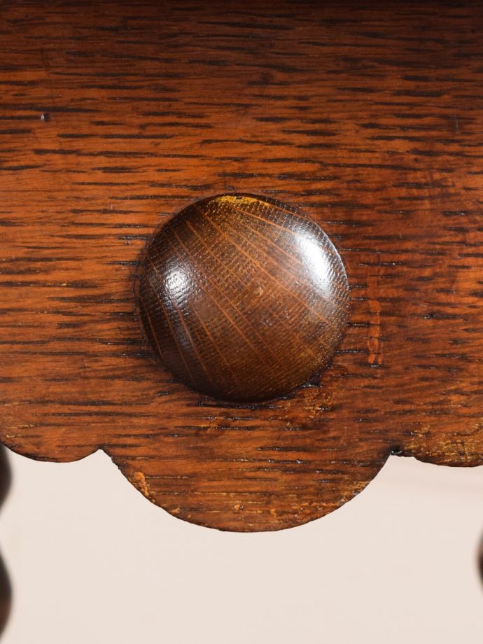 英国アンティーク家具らしい装飾