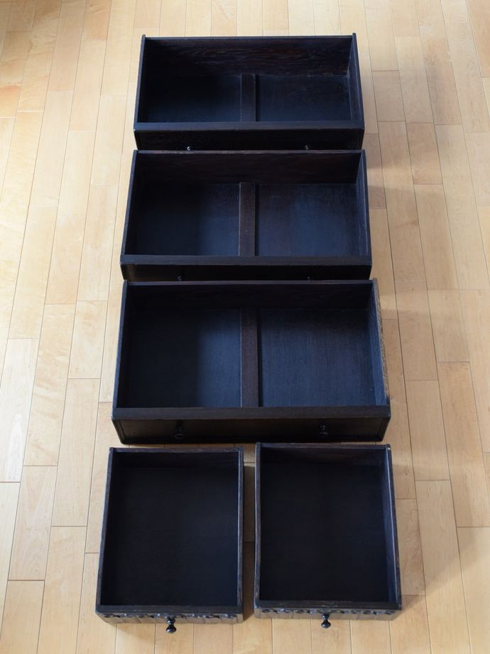 アンティークチェストの引き出しの中