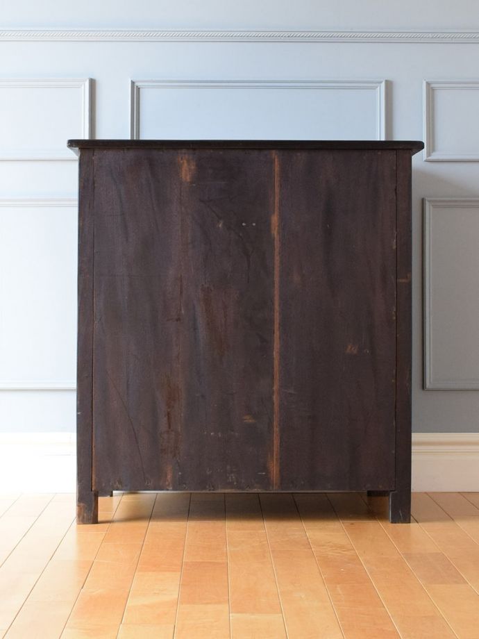 アンティークチェストの後ろ姿