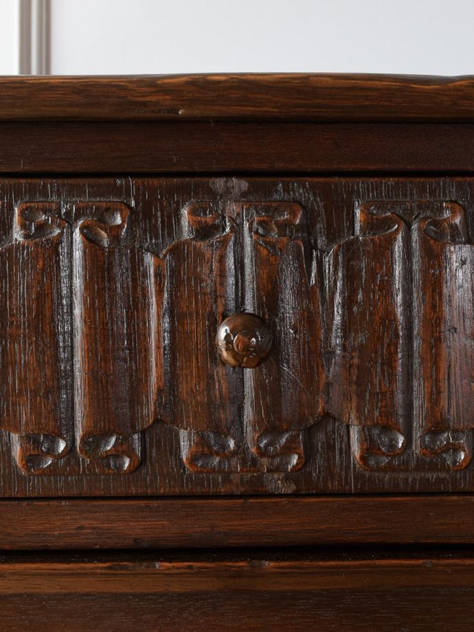 英国アンティーク家具らしい装飾