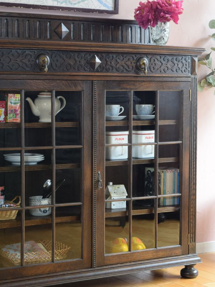 アンティーク家具らしさが漂うキャビネット