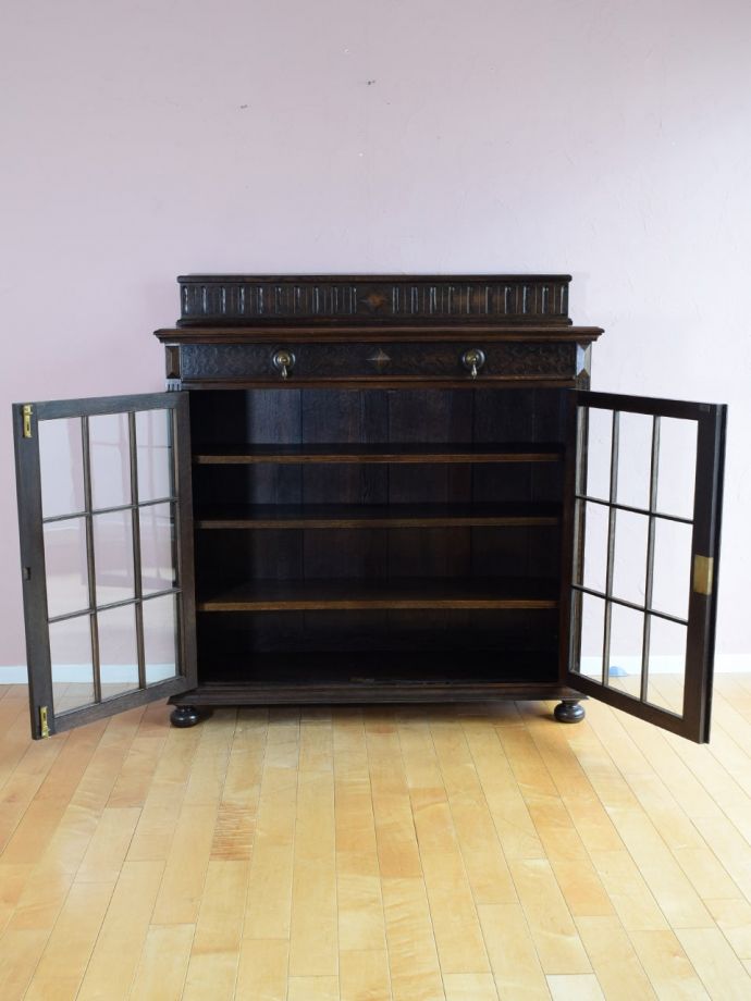 アンティークキャビネット扉の中