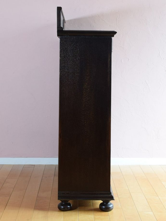 ガラスキャビネットの側面