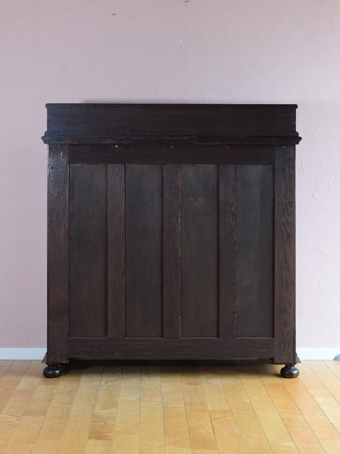 ガラスキャビネットの後ろ姿