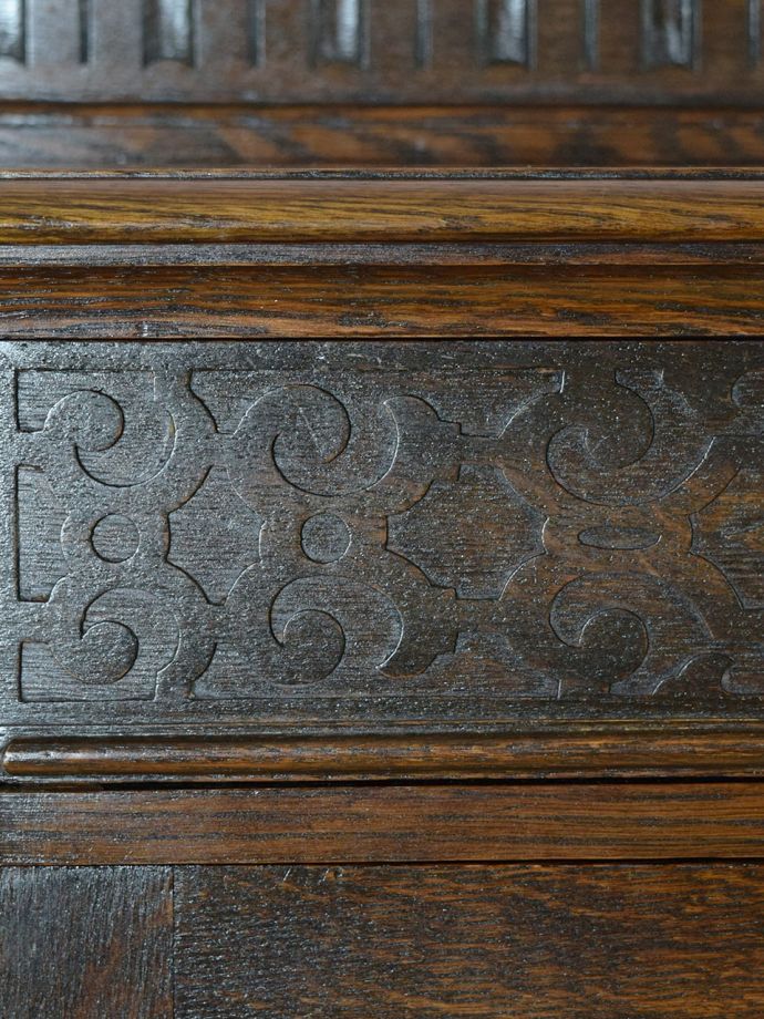 アンティーク家具らしい装飾