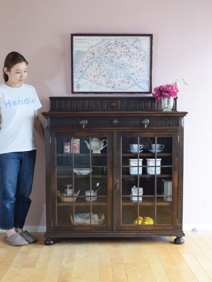 英国アンティークのキャビネット