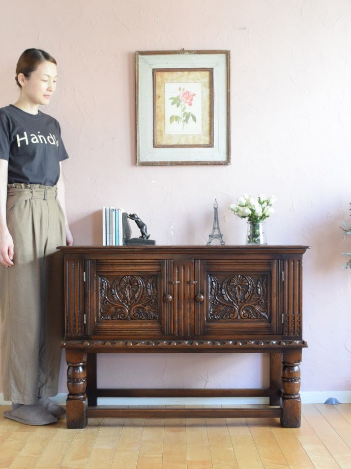 英国アンティークのサイドボード