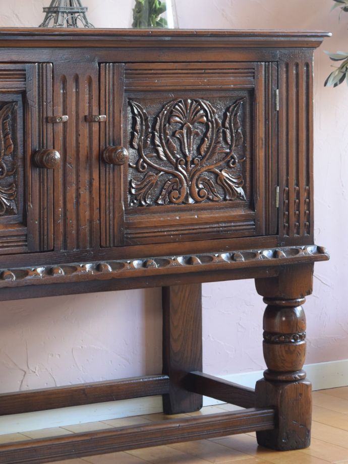 アンティーク家具らしさが漂う装飾