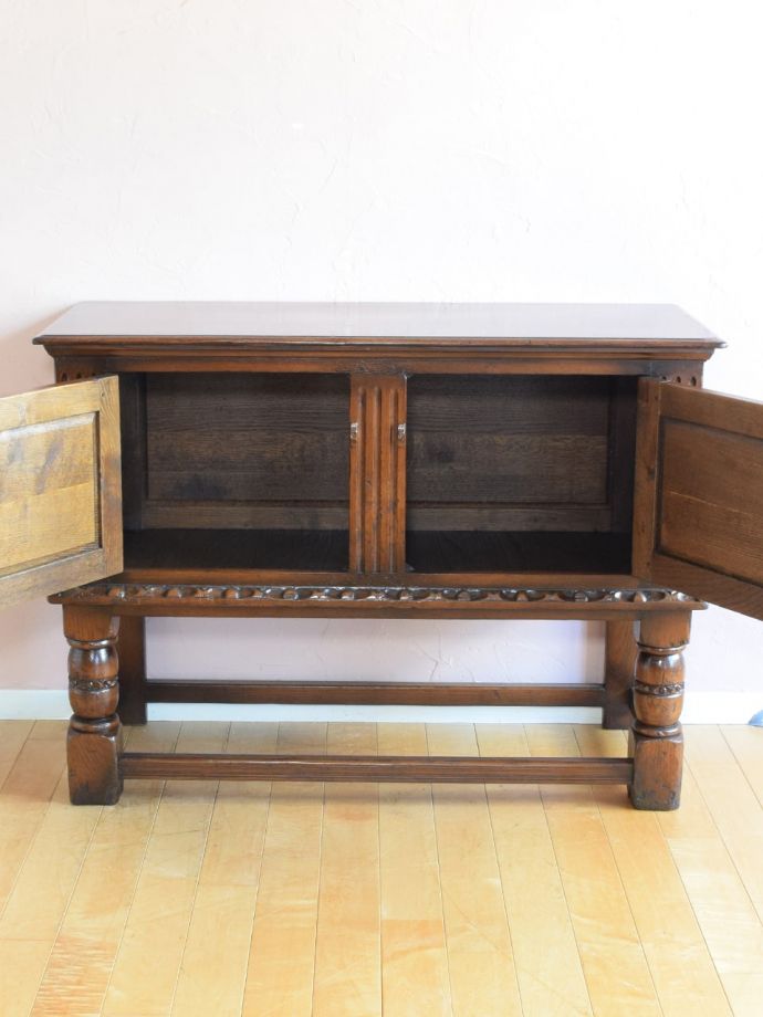 サイドボードの扉の中