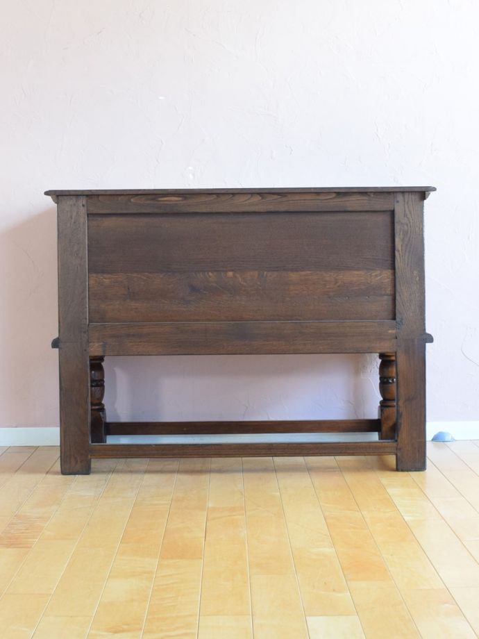 サイドボードの後ろ姿