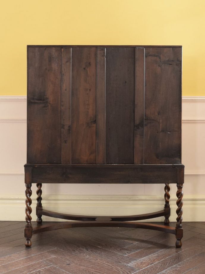 ビューローの後ろ姿