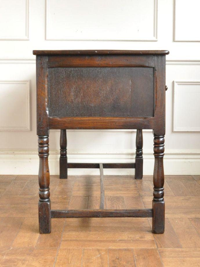 書斎デスクの側面