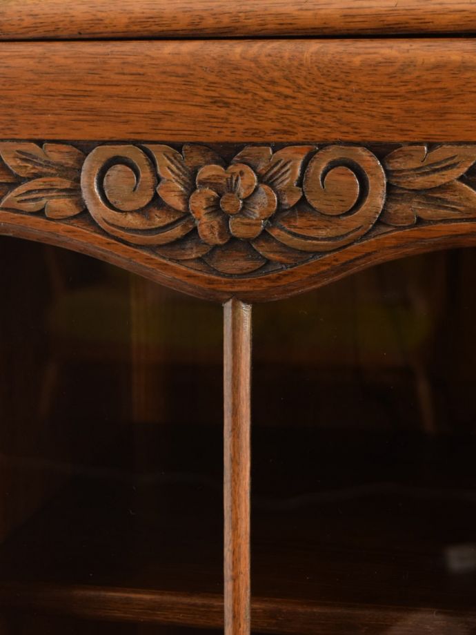 アンティーク家具の彫り