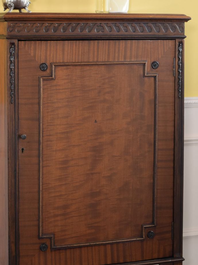 アンティーク家具らしい美しい杢目