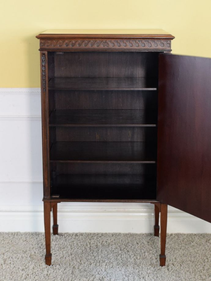 サイドキャビネットの扉の中