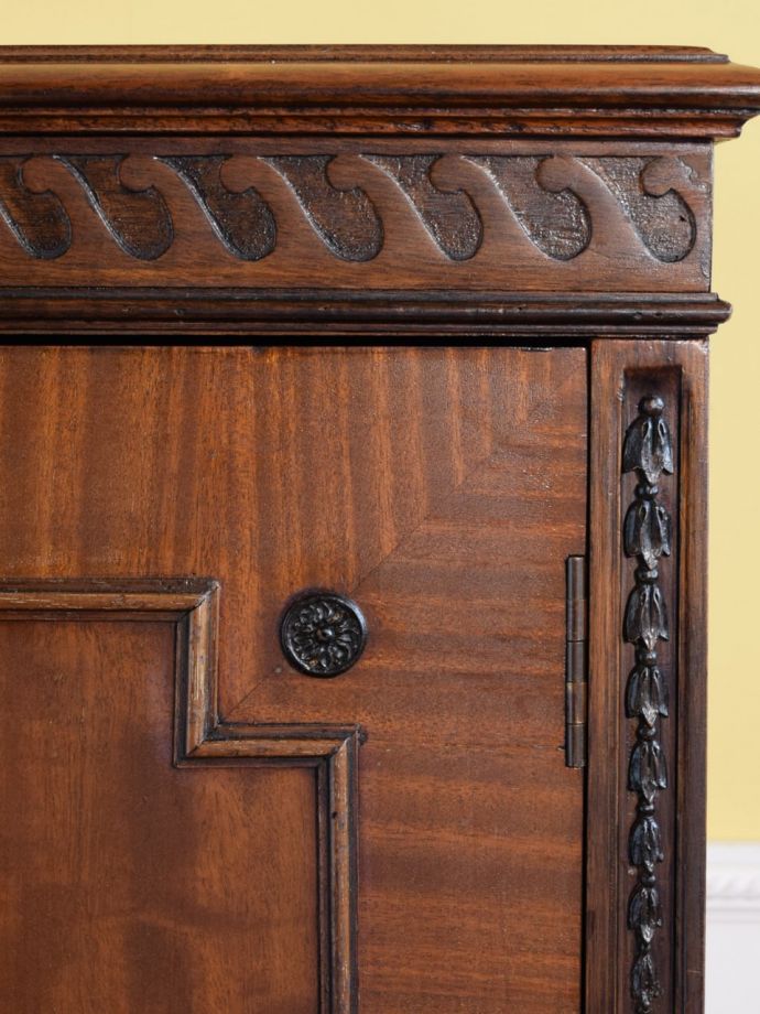 英国アンティーク家具らしい装飾