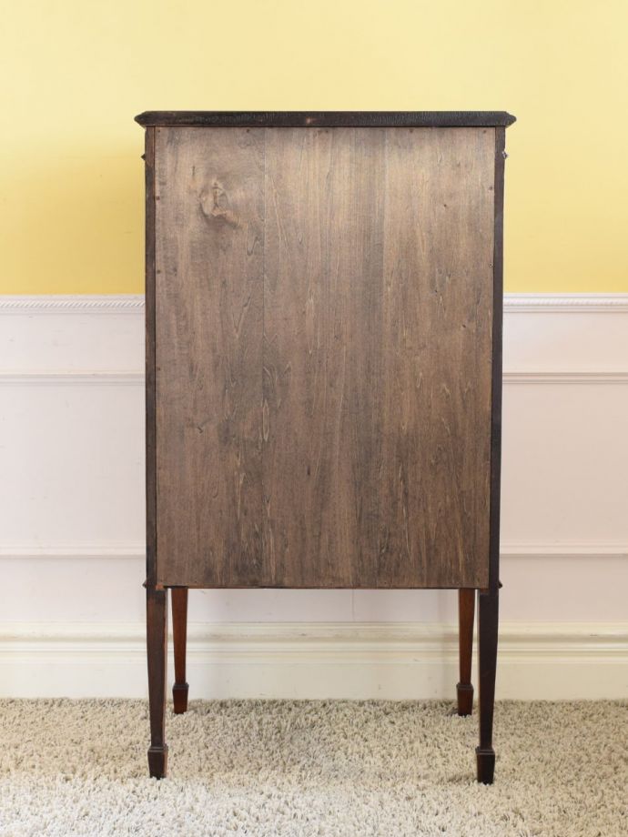 サイドキャビネットの後ろ姿