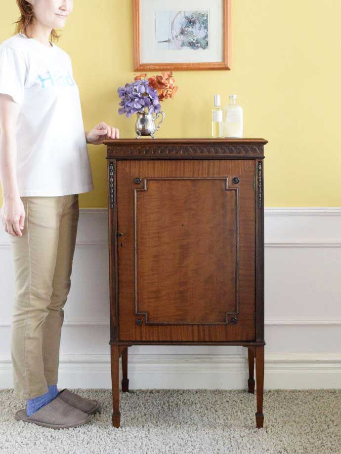 アンティークのサイドキャビネット