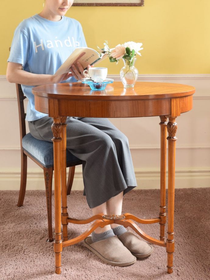 アンティークのオケージョナルテーブル