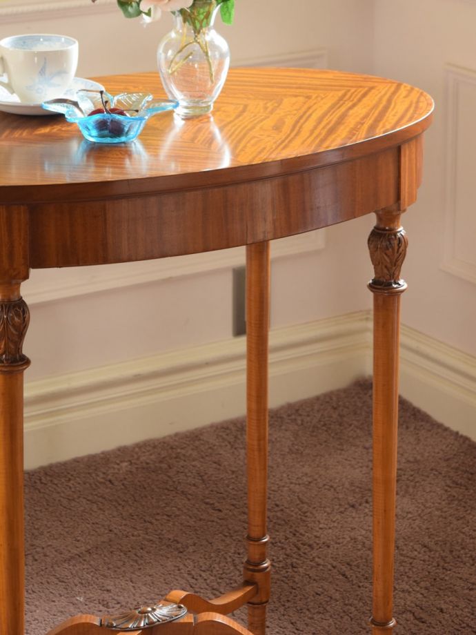 英国のアンティーク家具らしいデザイン