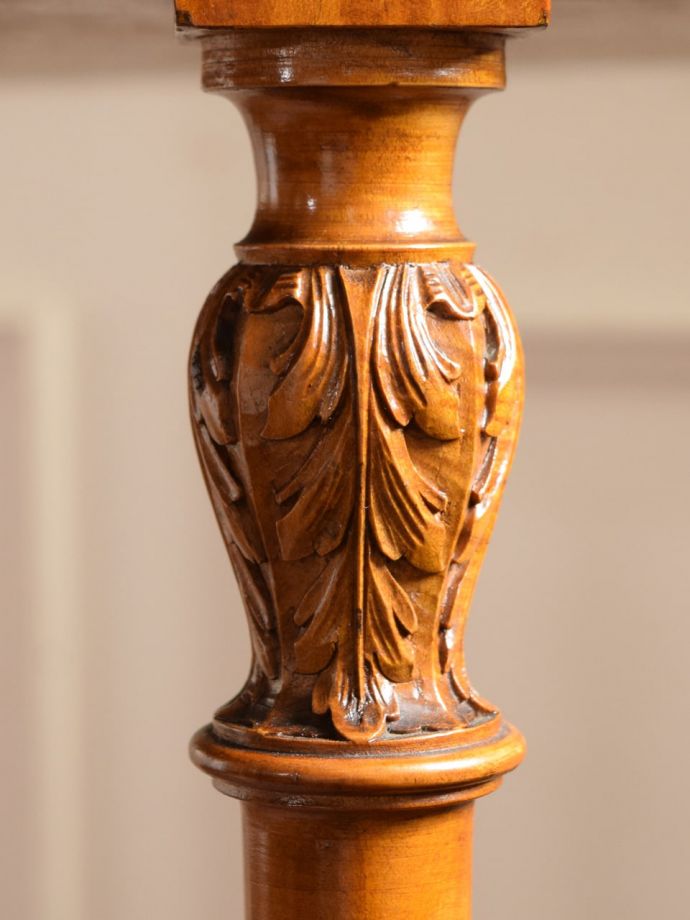 英国アンティーク家具らしい装飾