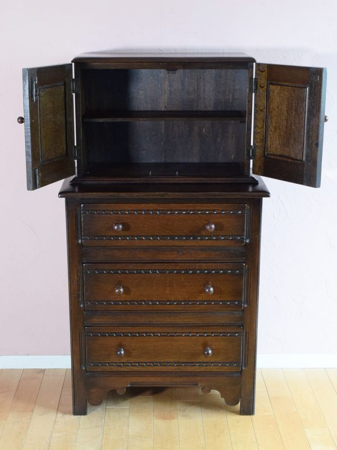 アンティークキャビネットの扉の中